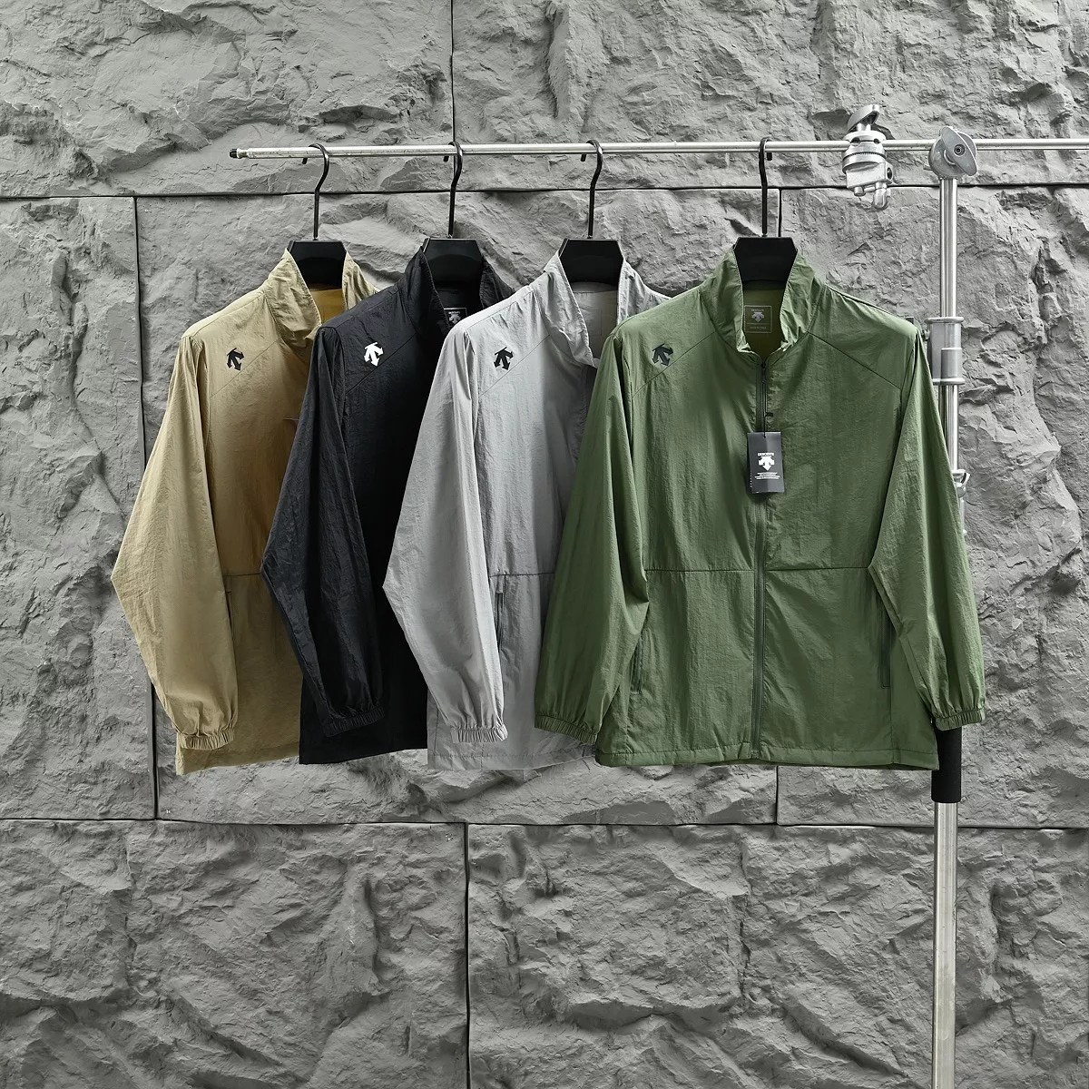 데상트 남성 아웃도어 스탠드 칼라 집업 재킷 상세 이미지 1