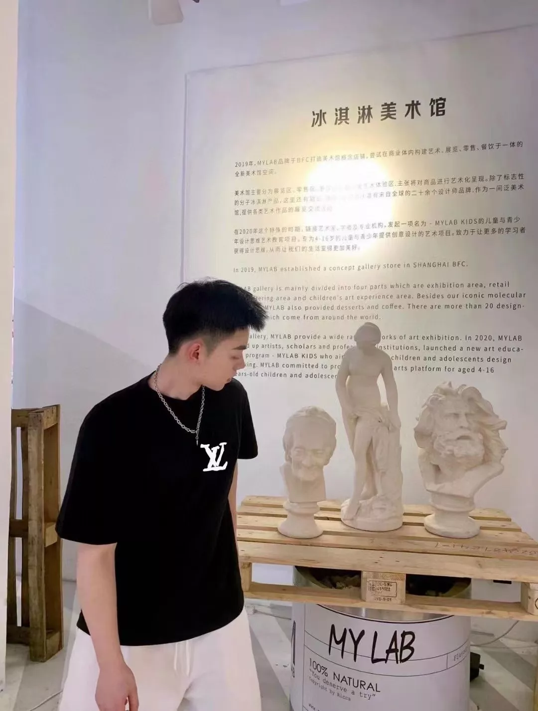 루이비통 로고 프린트 라운드넥 반소매 티셔츠 상세 이미지 6