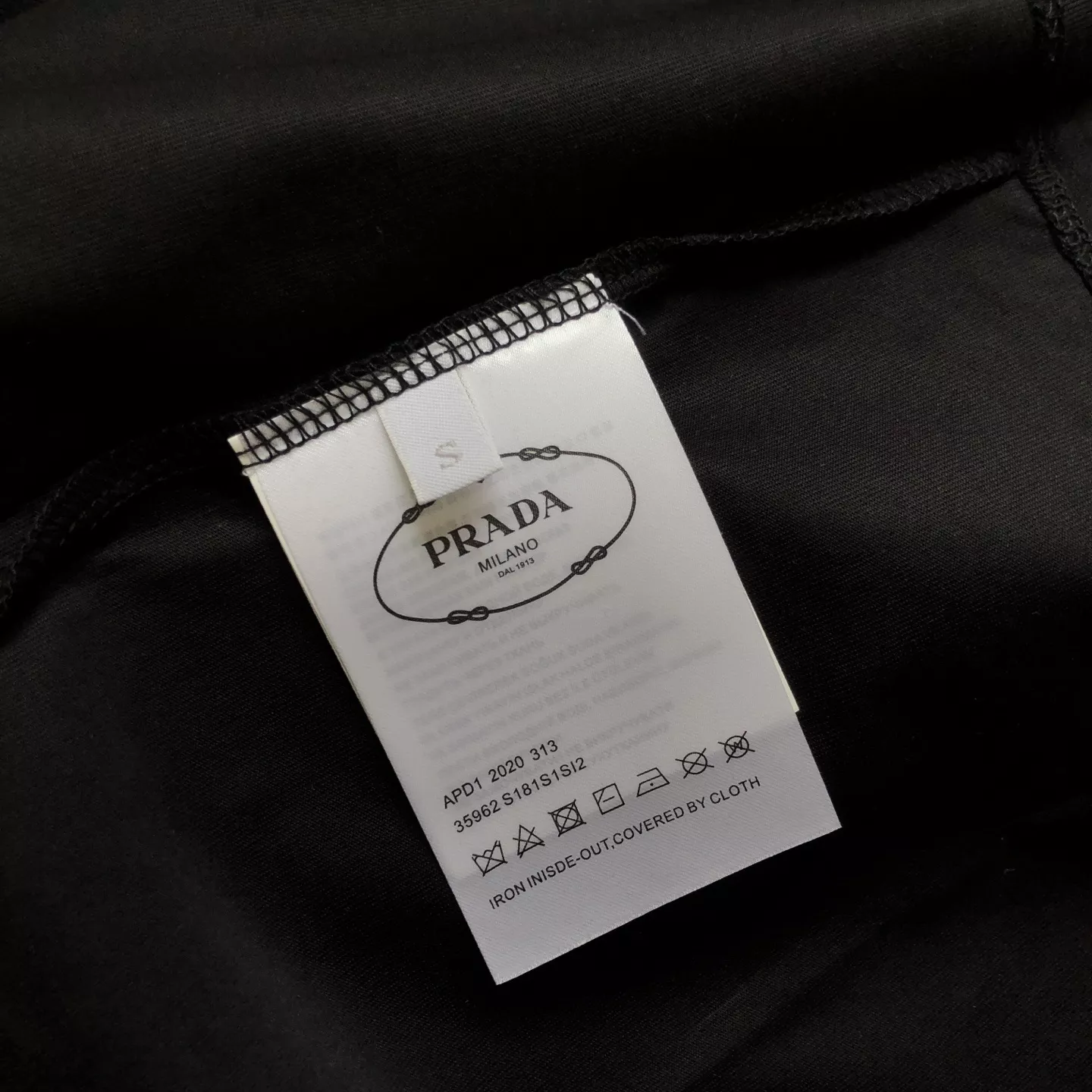 프라다 입체 엠보 로고 라운드넥 반소매 티셔츠 상세 이미지 8