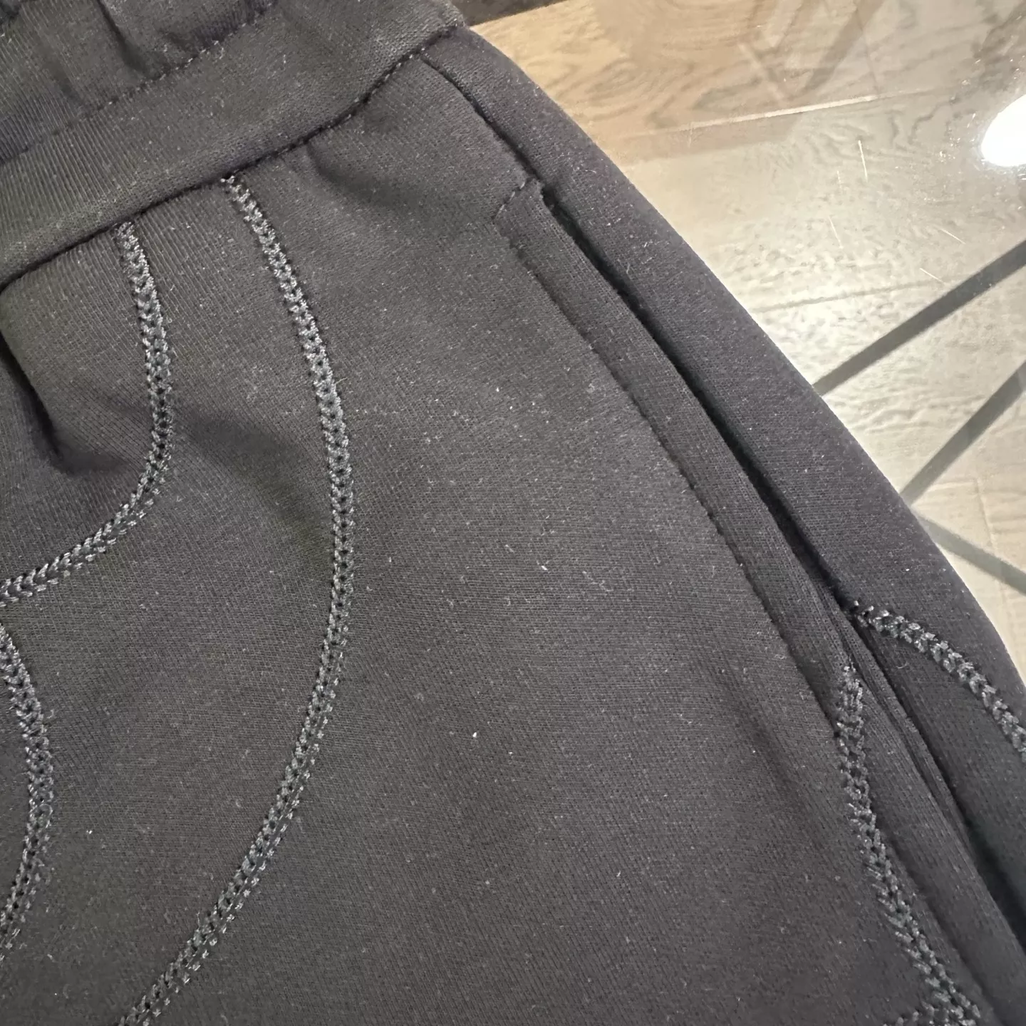 루이비통 로고 자수 디테일 캐주얼 5부 반바지 상세 이미지 5