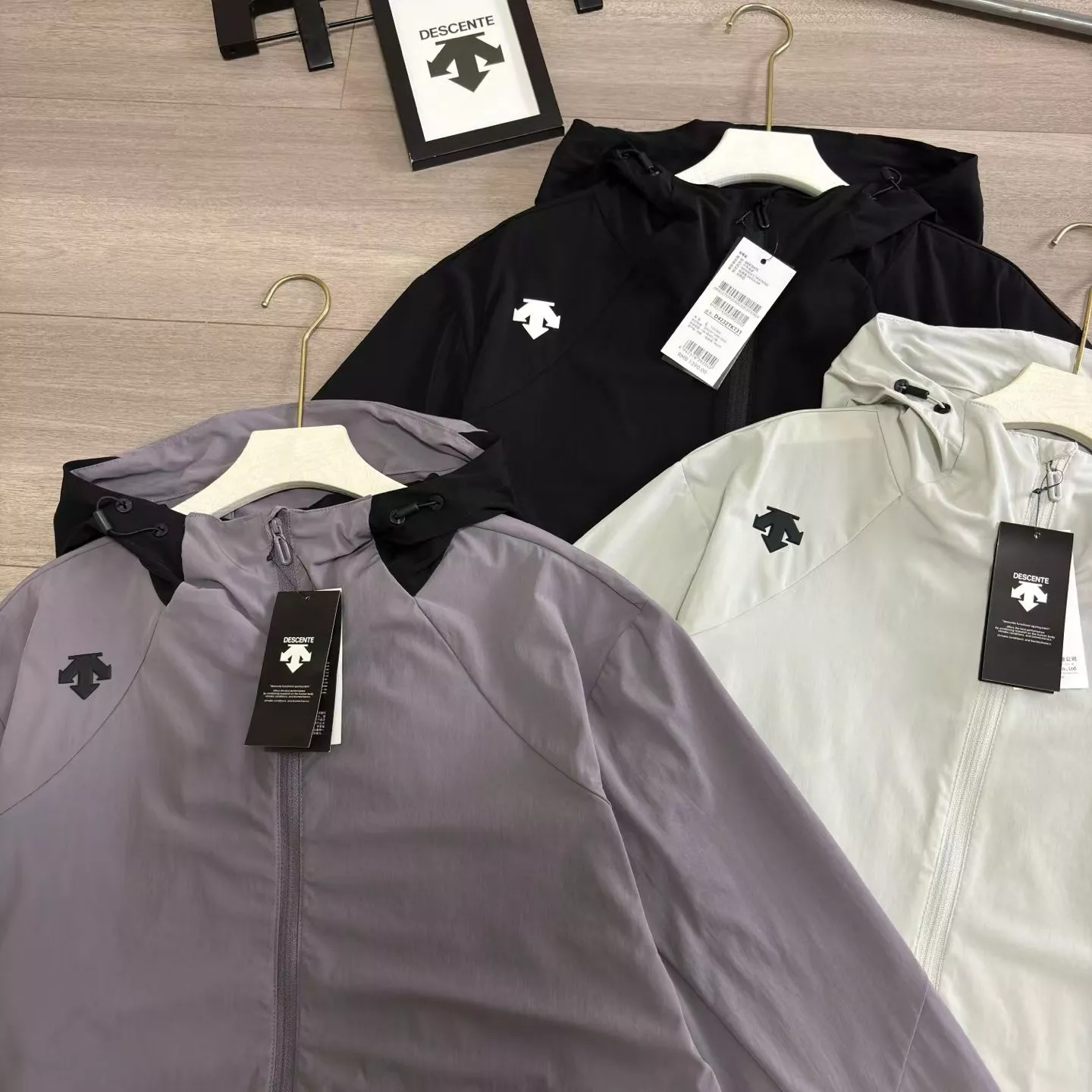데상트 후드형 경량 자외선 차단 재킷 상세 이미지 5