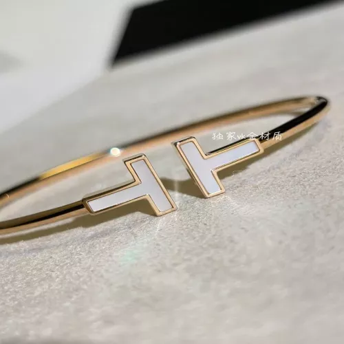 티파니앤코 더블 T 화이트 자개 오픈형 탄력 팔찌