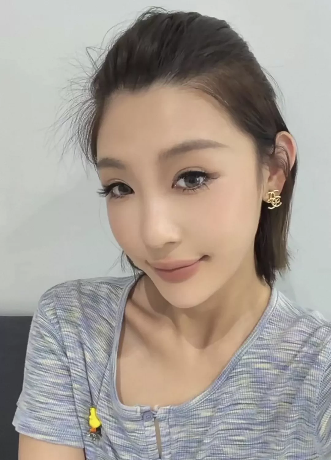 샤넬 로고 골드 이어링 상세 이미지 9