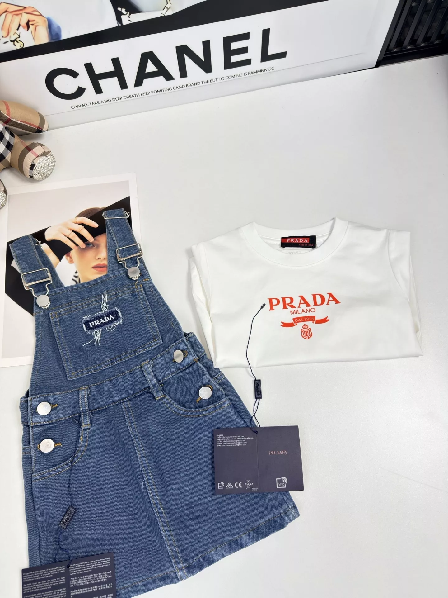 프라다 여아 데님 멜빵 스커트와 순면 반소매 상의 세트 상세 이미지 2