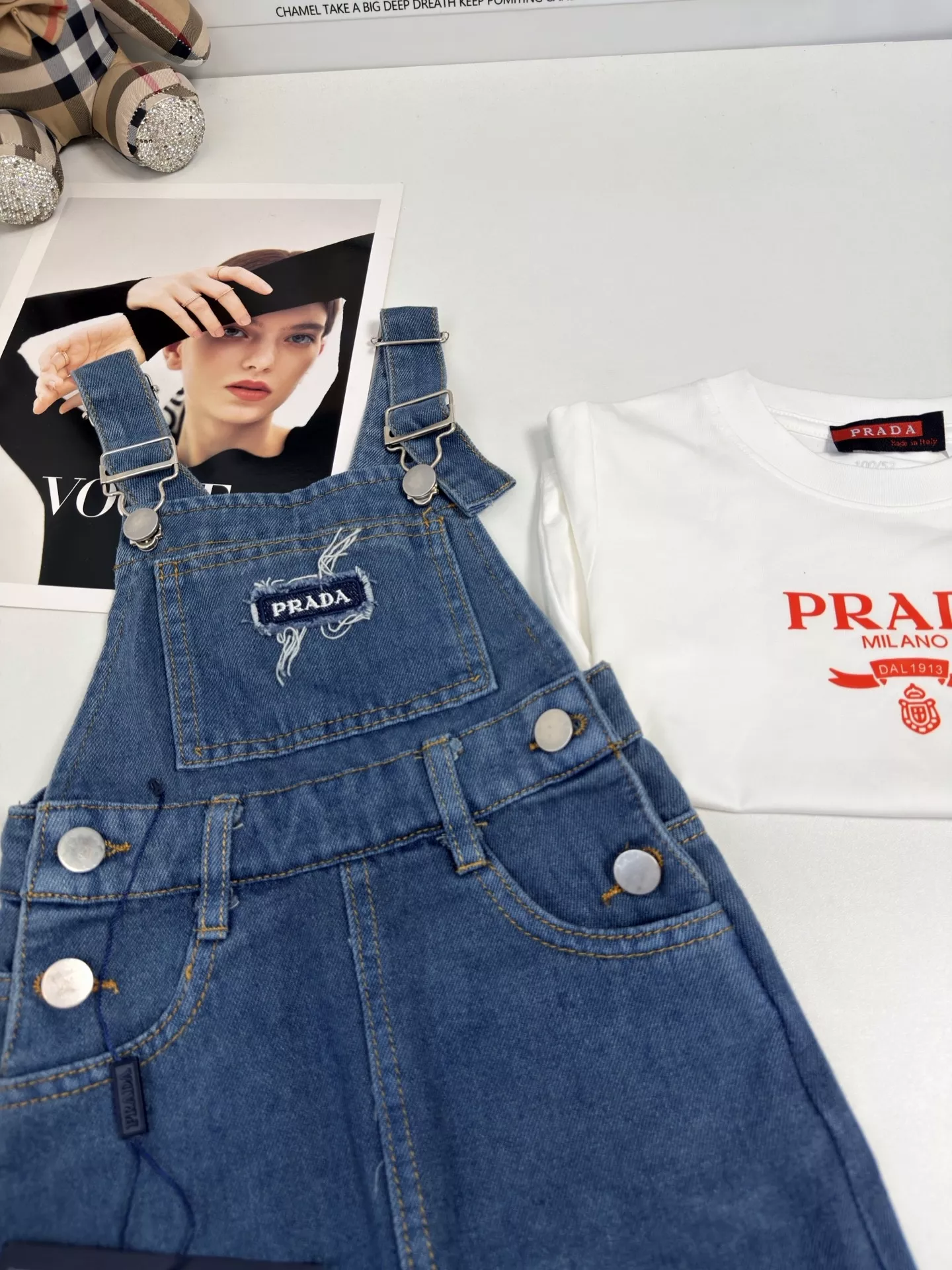 프라다 여아 데님 멜빵 스커트와 순면 반소매 상의 세트 상세 이미지 7