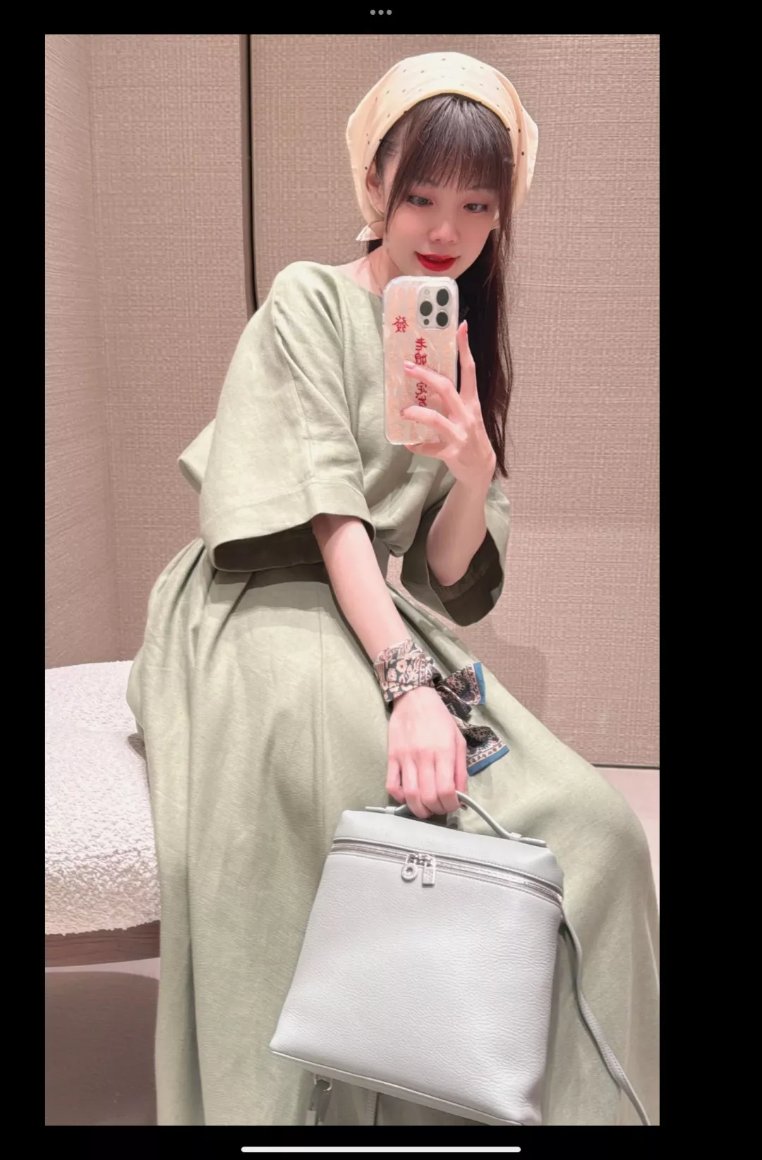 로로피아나 라운드 플랩 스타일의 가죽 백팩 상세 이미지 14