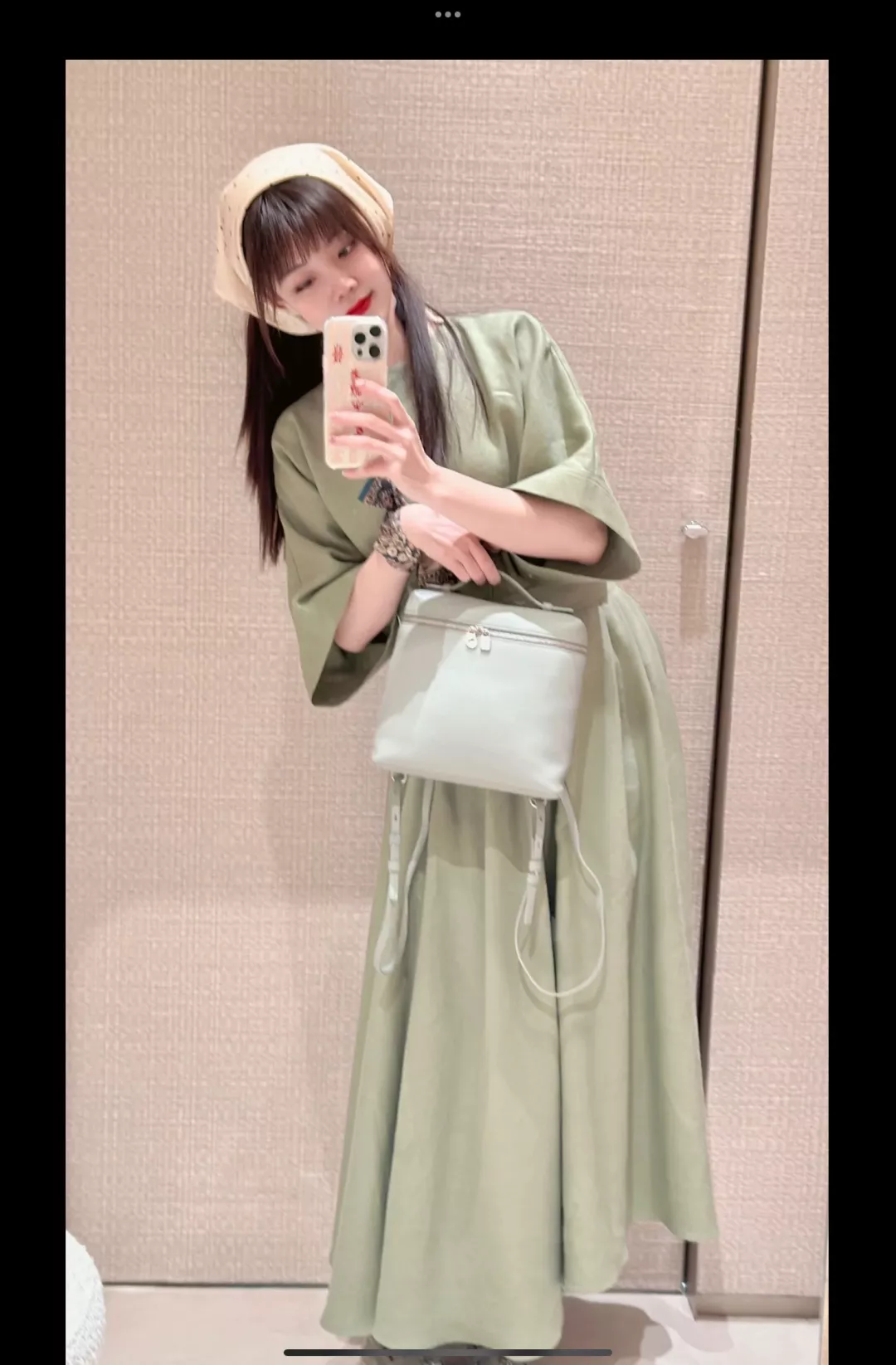 로로피아나 라운드 플랩 스타일의 가죽 백팩 상세 이미지 15