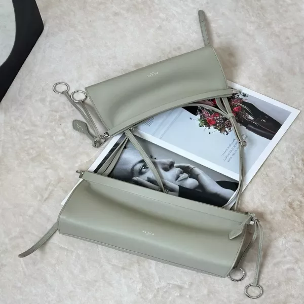 알라이아 중형 아치형 클립 숄더백