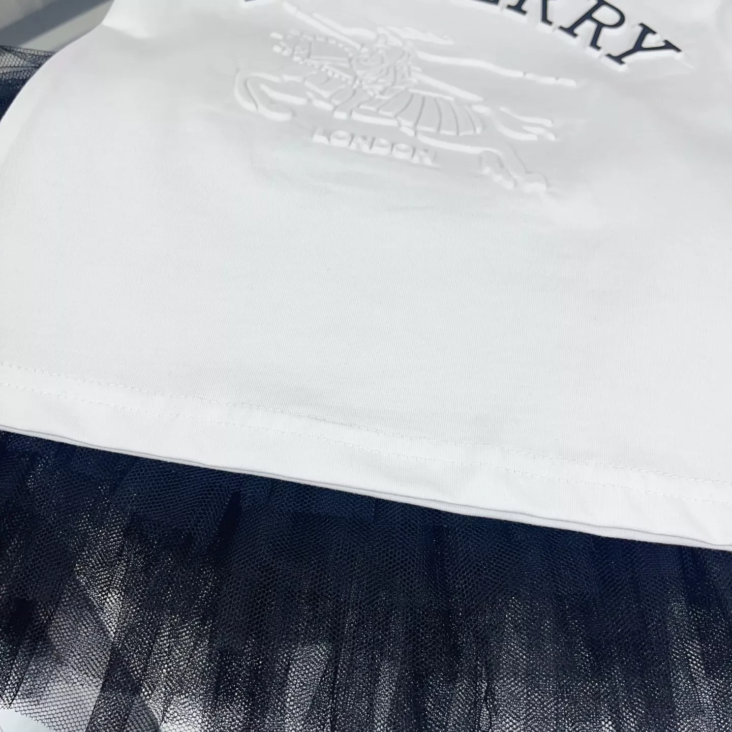 버버리 여아 엠보 레터링 반소매 티셔츠와 샤 스커트 세트 상세 이미지 7