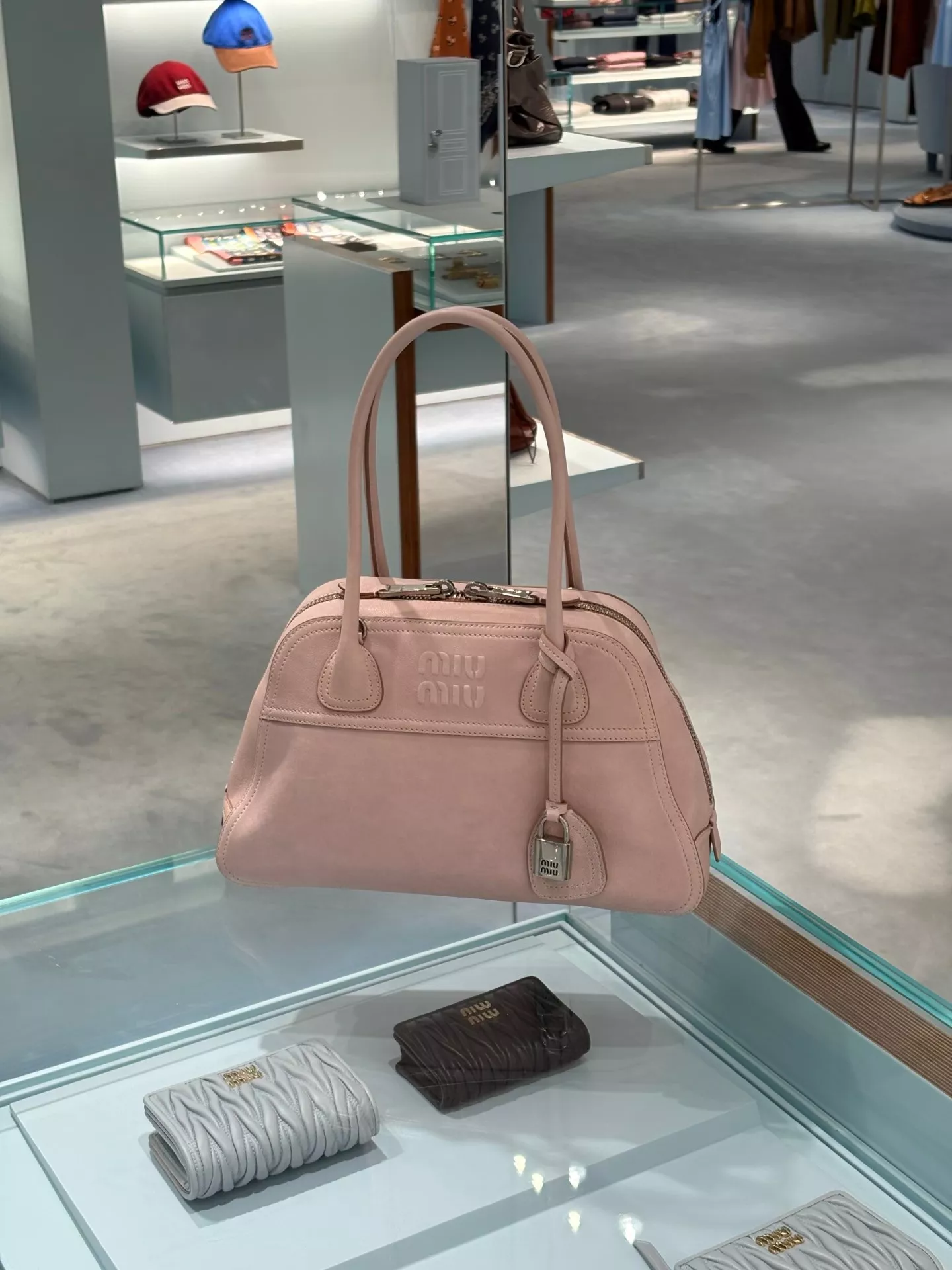 미우미우 비방 양가죽 핸드백 상세 이미지 25