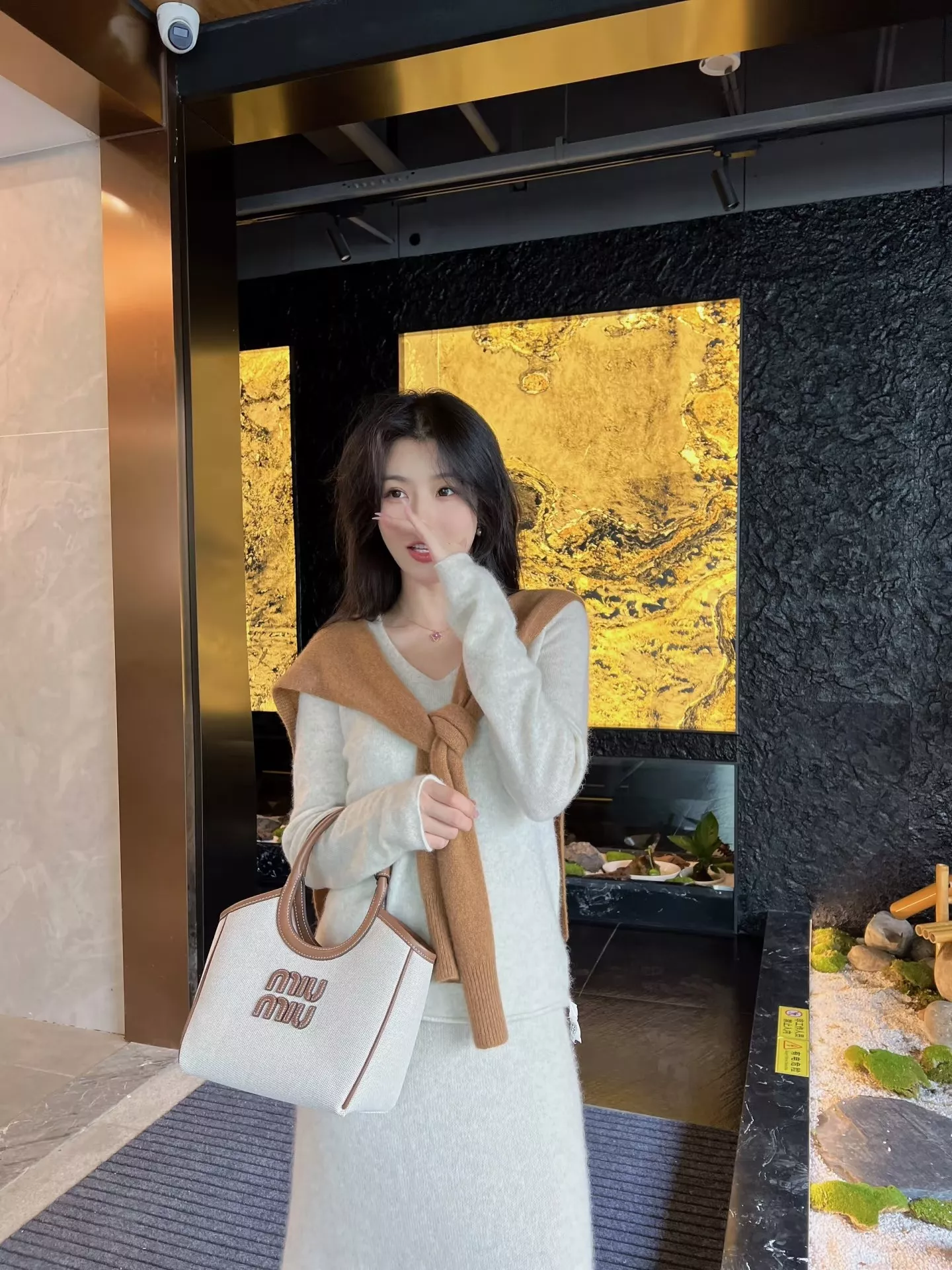 미우미우 아이비 캔버스 토트백 상세 이미지 29