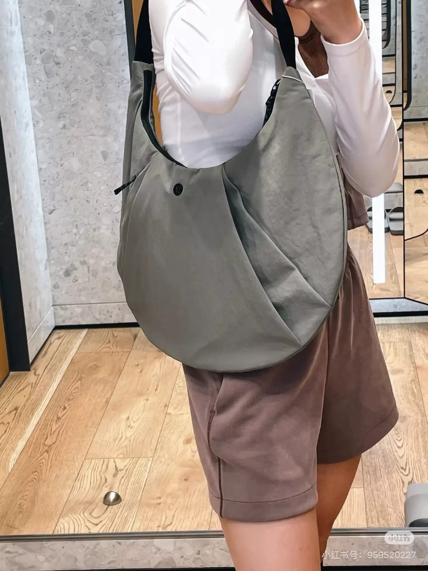 룰루레몬 반달 쉐입 나일론 숄더백 상세 이미지 27