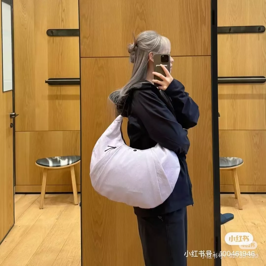 룰루레몬 반달 쉐입 나일론 숄더백 상세 이미지 33
