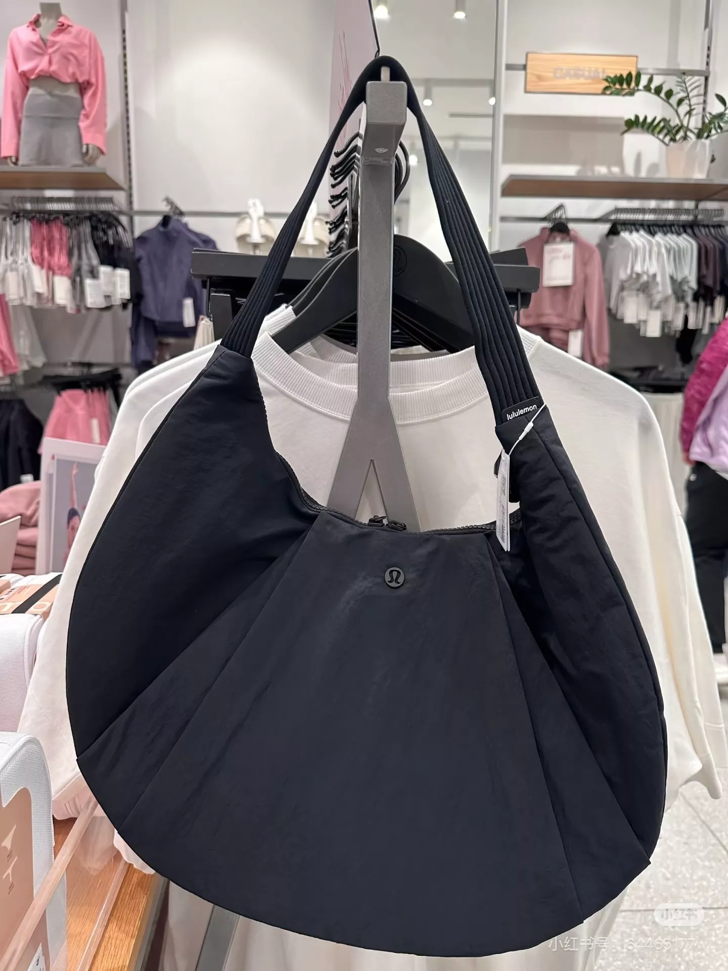 룰루레몬 반달 쉐입 나일론 숄더백 상세 이미지 21