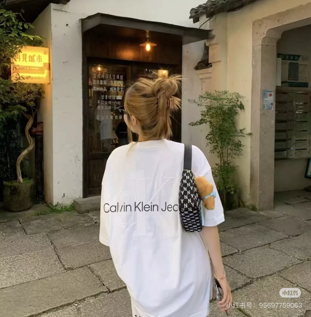 캘빈클라인 백 레터링 스틸 엠보 반소매 티셔츠 상세 이미지 16
