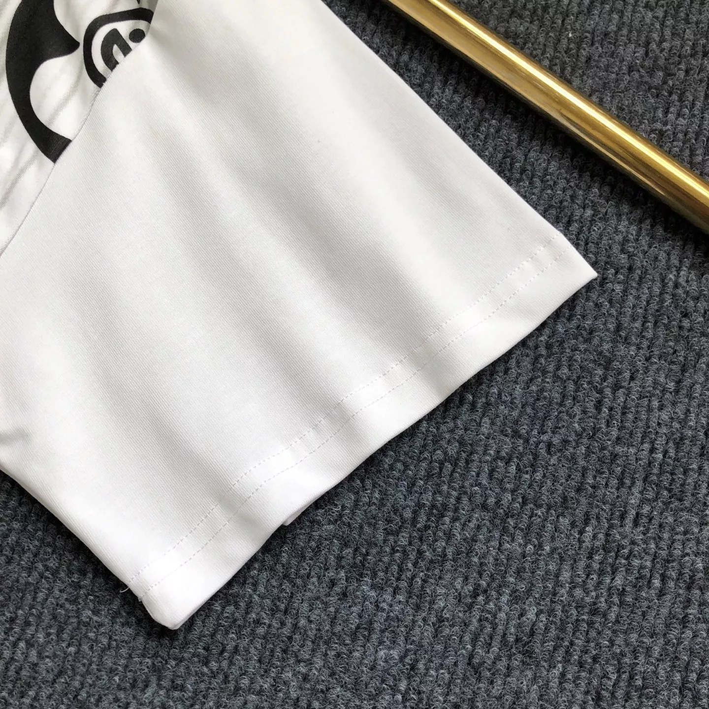 루이비통 로고 프린트 라운드넥 반소매 티셔츠 상세 이미지 7