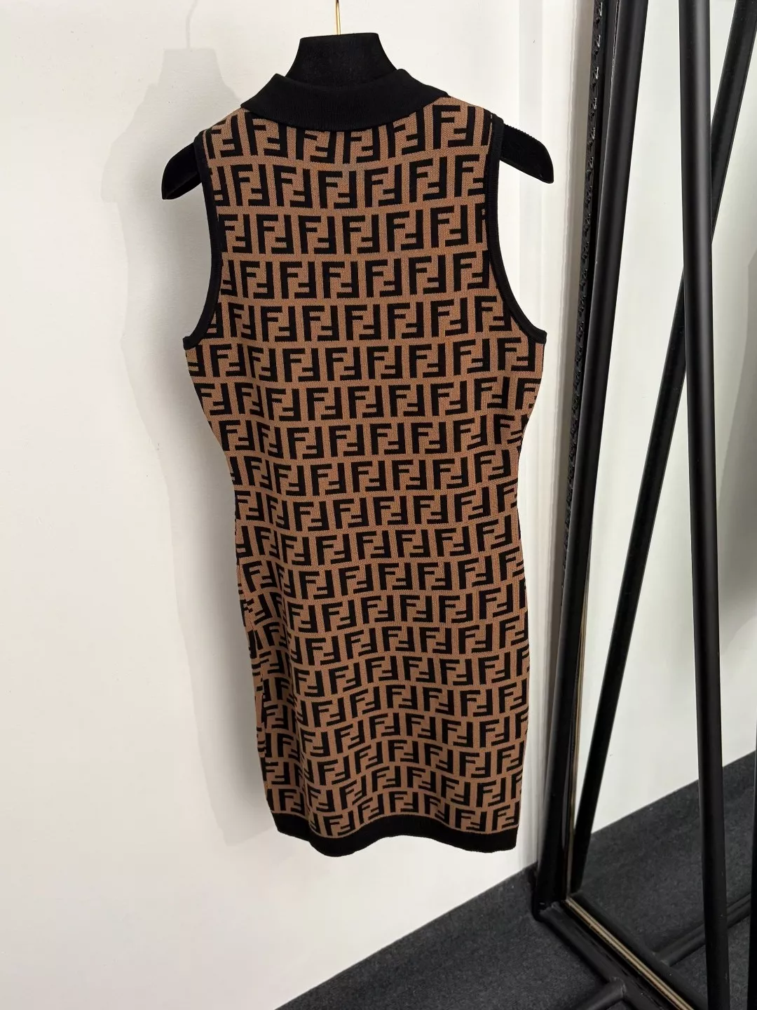펜디 로고 자카드 민소매 카라 니트 원피스 상세 이미지 13