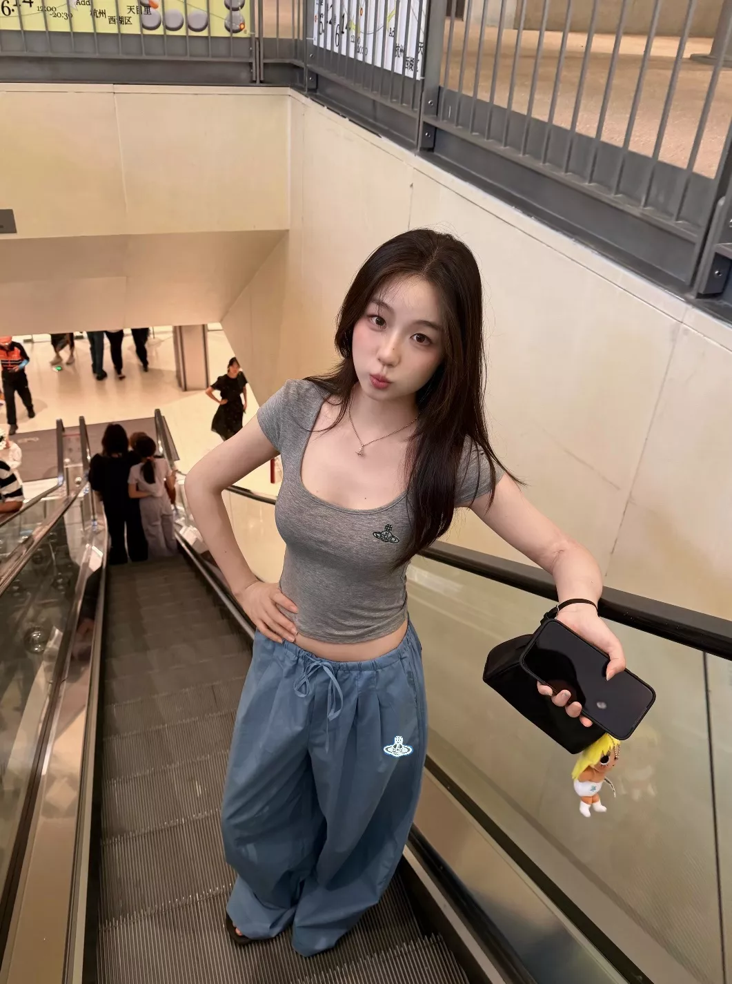 비비안웨스트우드 U넥 반소매 티셔츠와 와이드 팬츠 세트 상세 이미지 28
