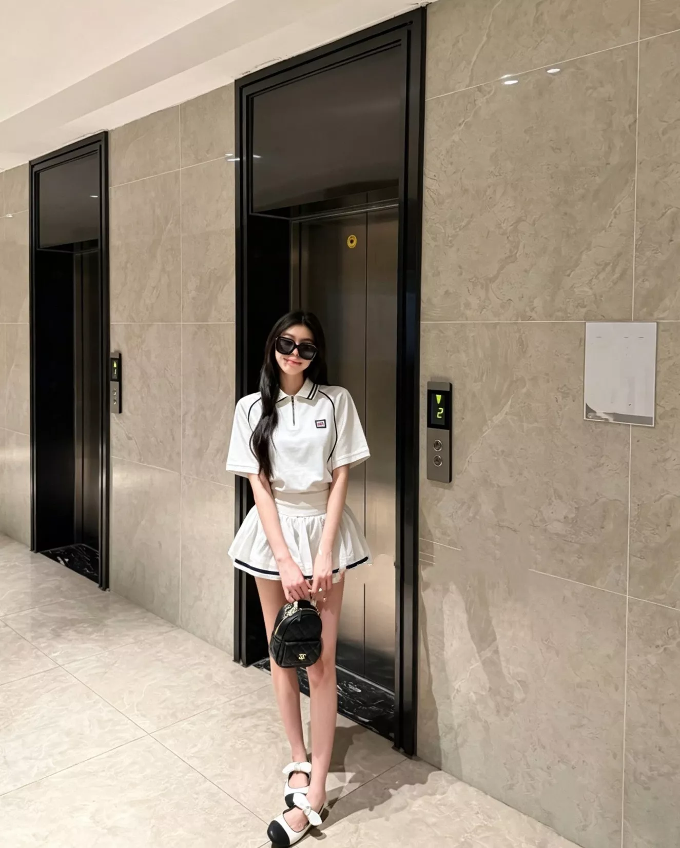 미우미우 반집업 폴로 반소매 탑과 미니 스커트 세트 상세 이미지 22