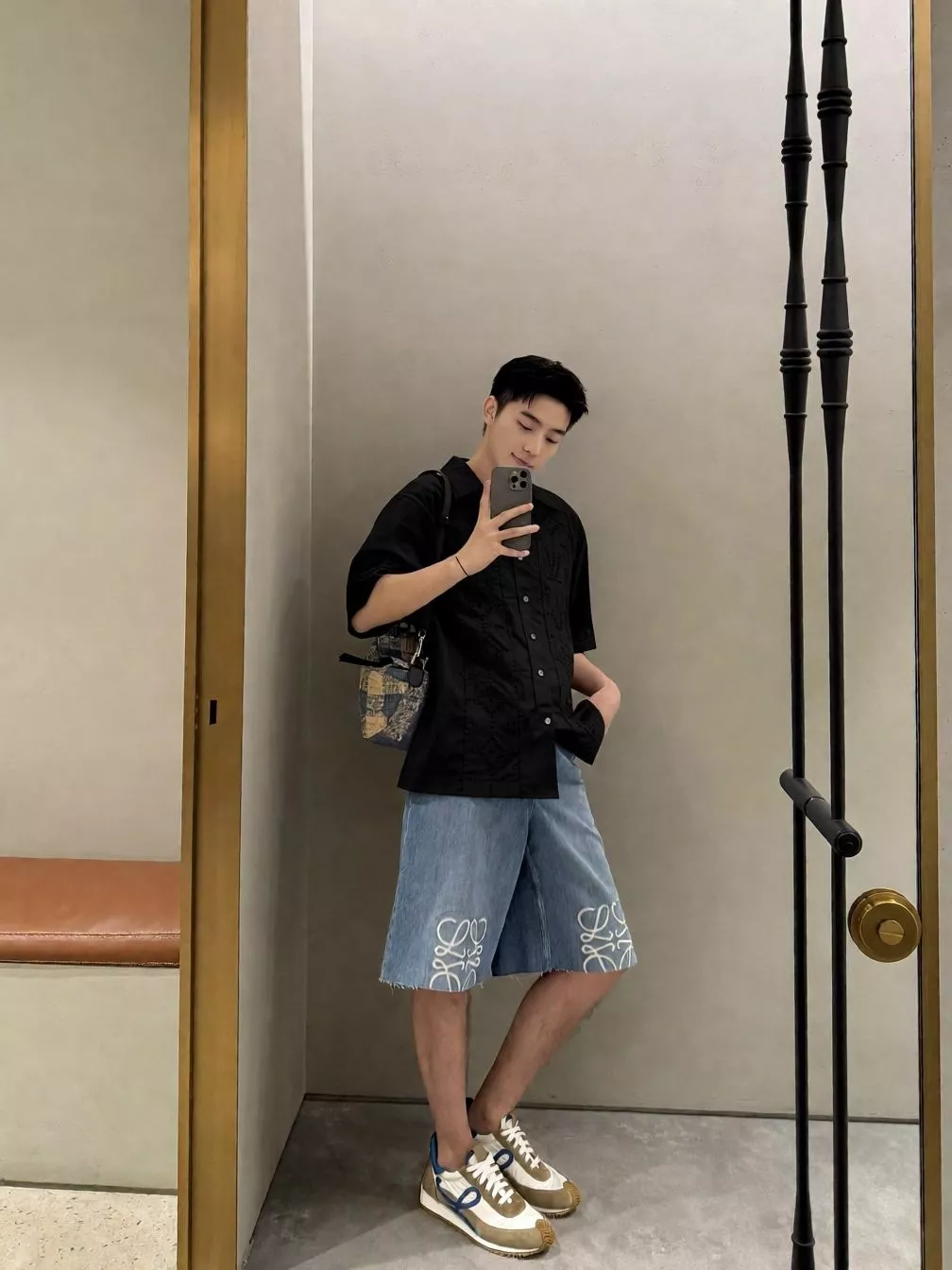 루이비통 모노그램 자수 디테일 반소매 셔츠 상세 이미지 12