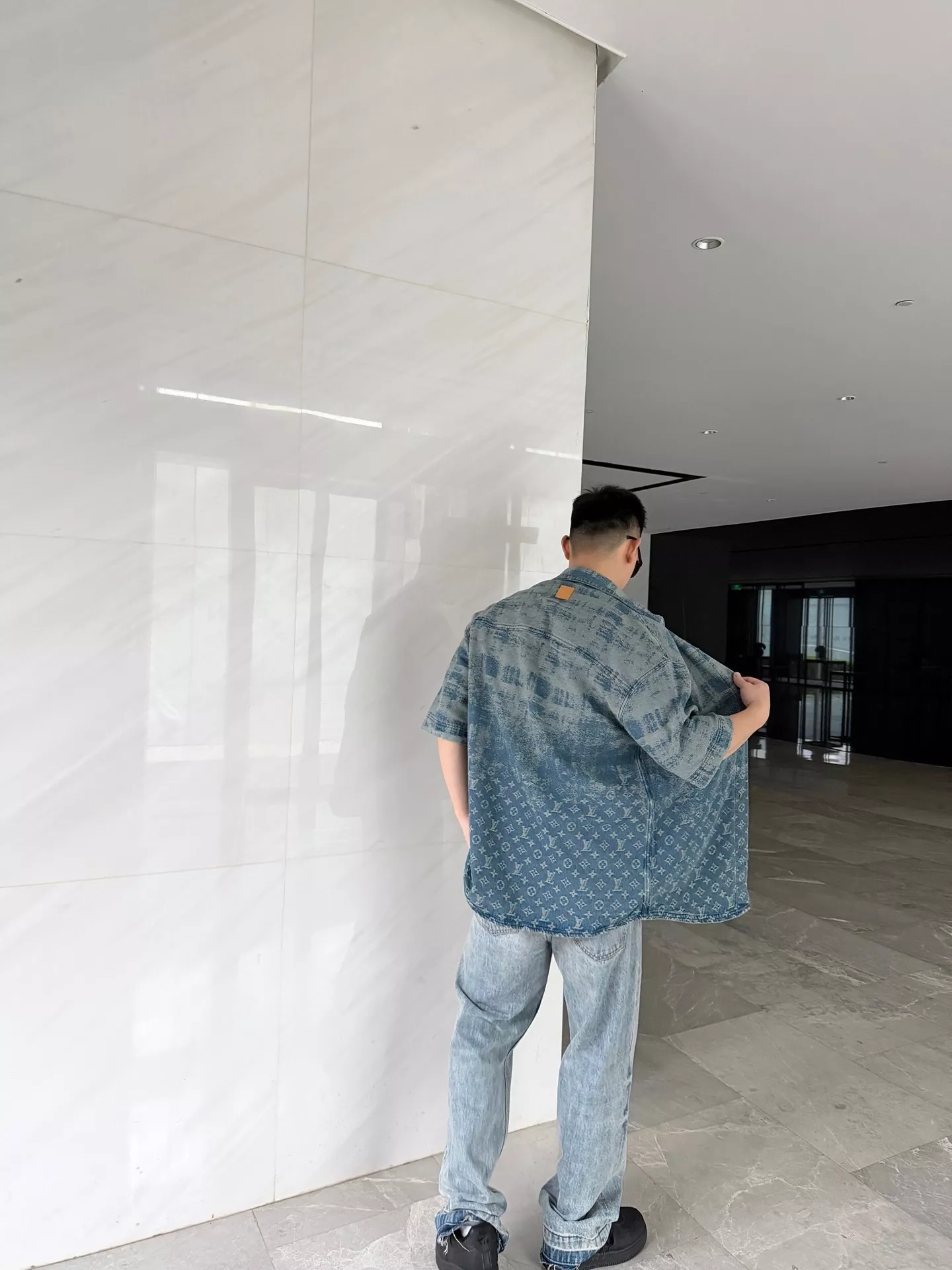 루이비통 모노그램 그라데이션 데님 반소매 셔츠 상세 이미지 15
