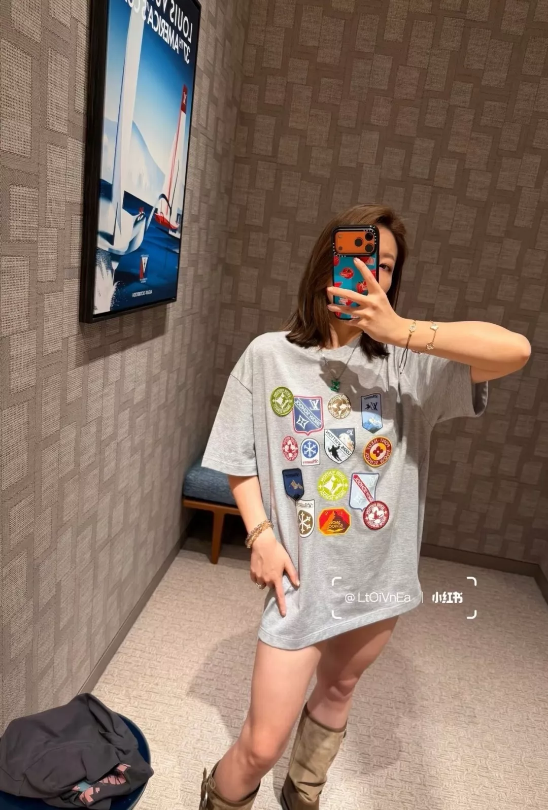 루이비통 멀티 배지 자수 프린트 반소매 티셔츠 상세 이미지 13