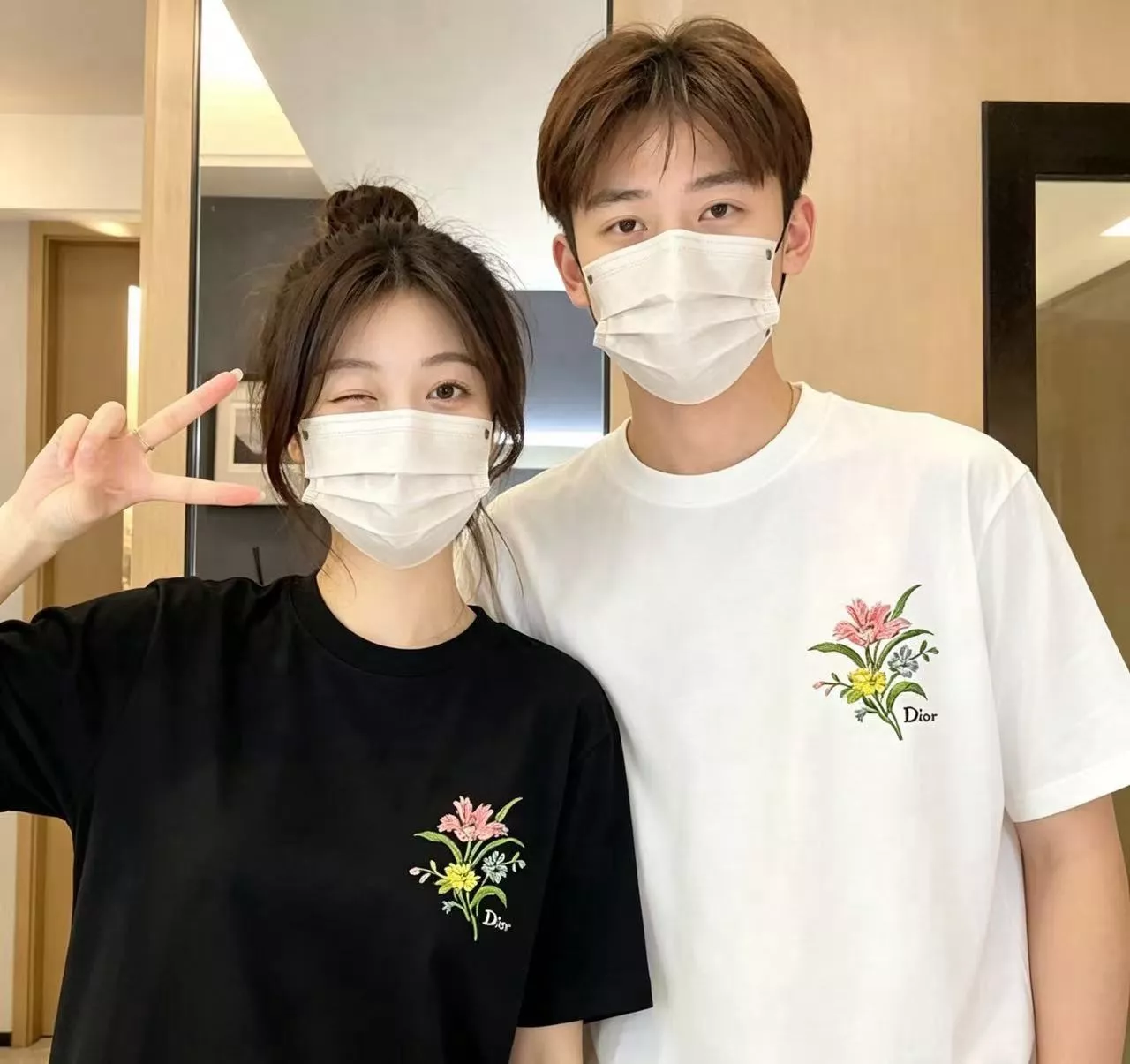 디올 플라워 로고 자수 반소매 티셔츠 상세 이미지 15
