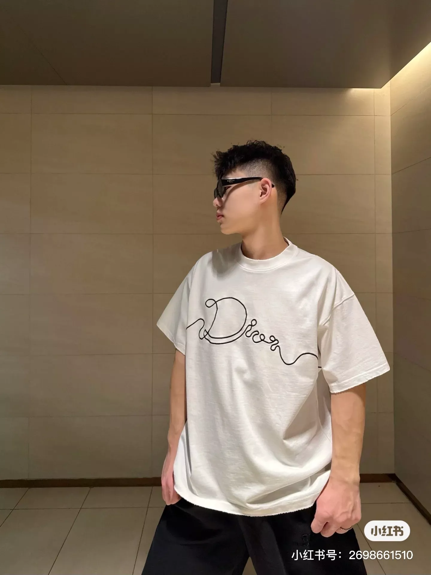 디올 시그니처 자수 레터링 반소매 티셔츠 상세 이미지 11