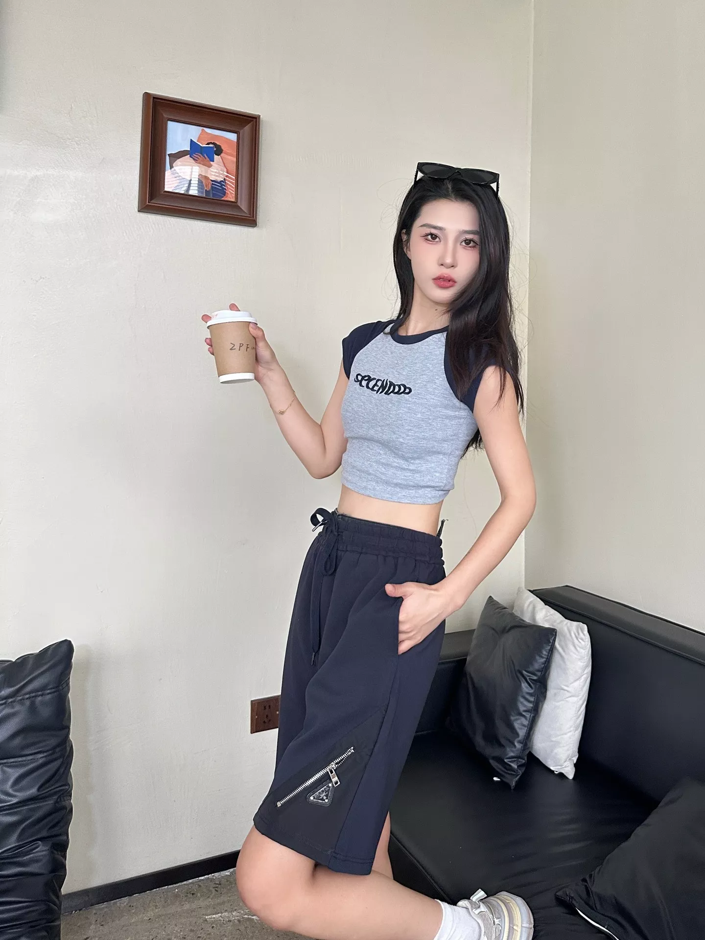 프라다 삼각 로고 포인트 나일론 배색 포켓 반바지 상세 이미지 14
