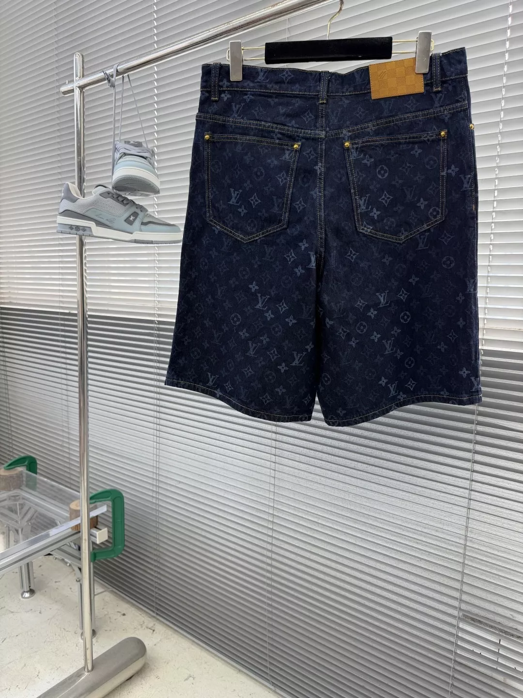 루이비통 모노그램 패턴 데님 셔츠와 데님 쇼츠 세트 상세 이미지 11