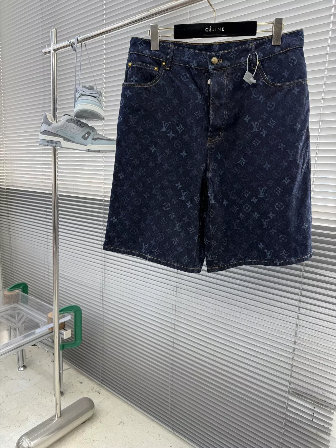 루이비통 모노그램 패턴 데님 셔츠와 데님 쇼츠 세트 상세 이미지 9
