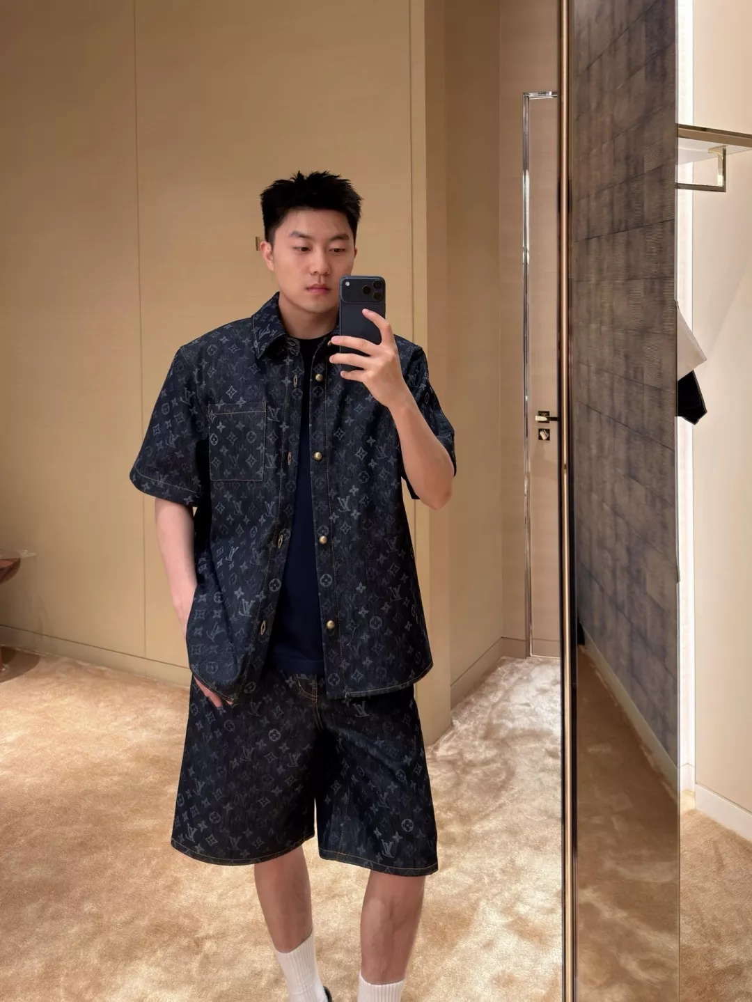 루이비통 모노그램 패턴 데님 셔츠와 데님 쇼츠 세트 상세 이미지 24