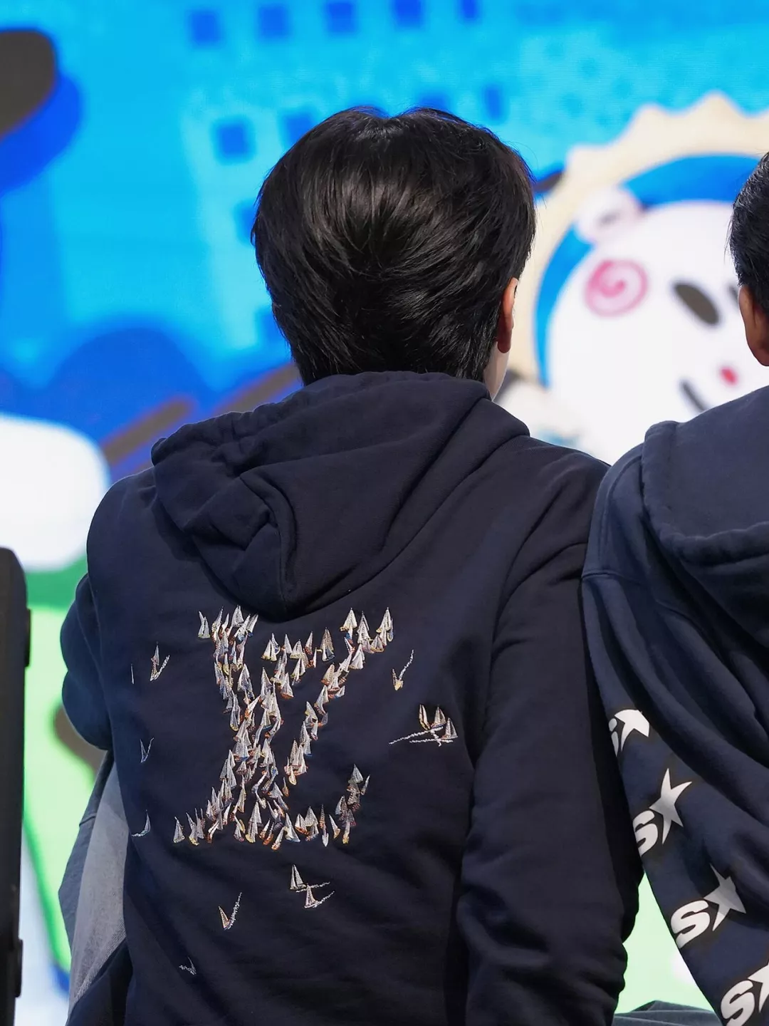 루이비통 자수 로고 긴소매 후드 스웨트셔츠 상세 이미지 17