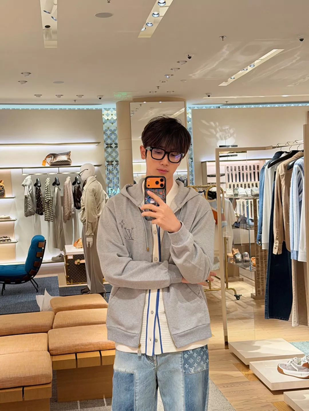 루이비통 자수 로고 집업 후드 스웨트셔츠 상세 이미지 15