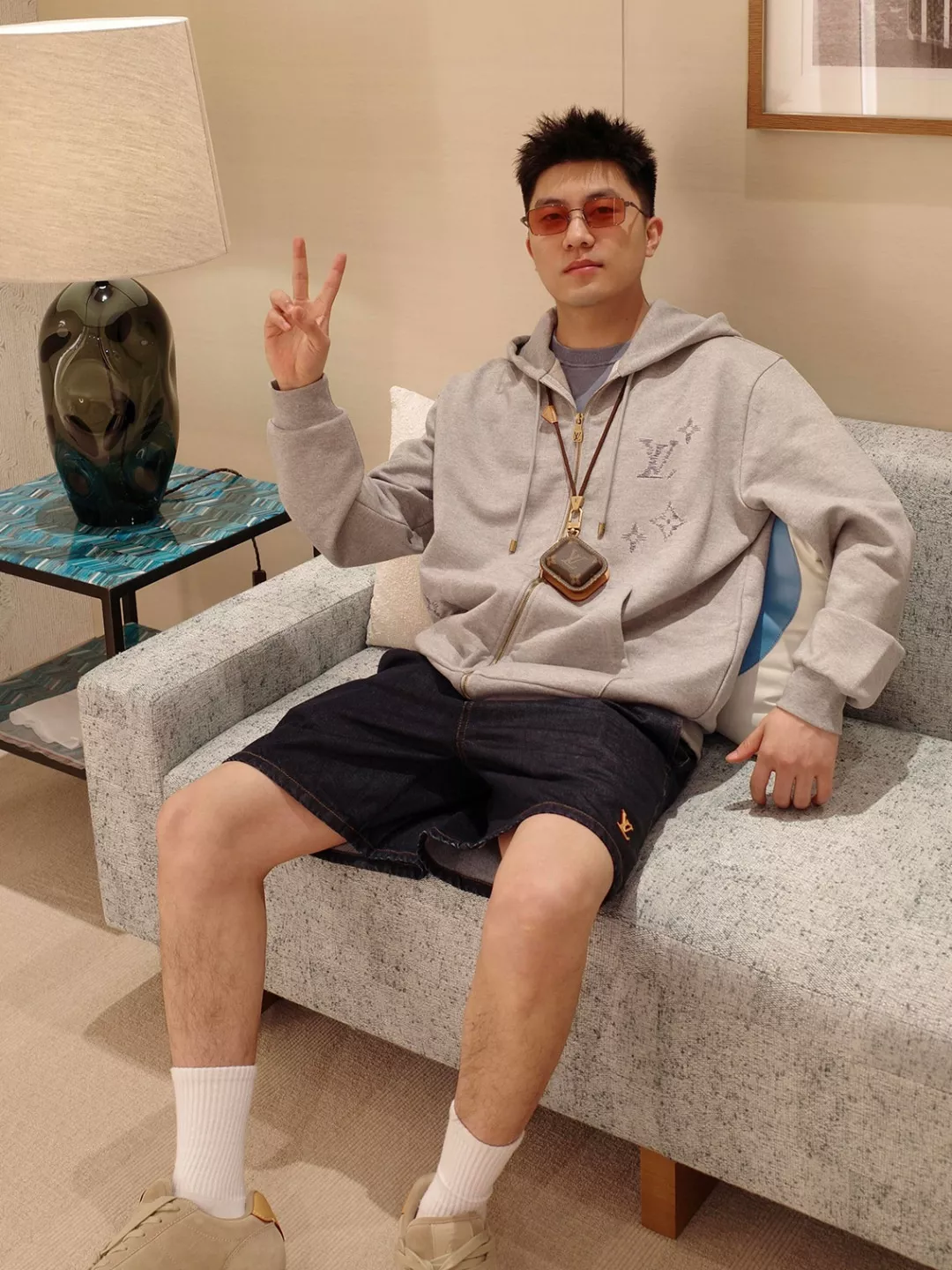 루이비통 자수 로고 집업 후드 스웨트셔츠 상세 이미지 16