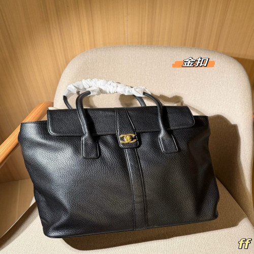 샤넬 빈티지 무드의 플랩 장식 토트백