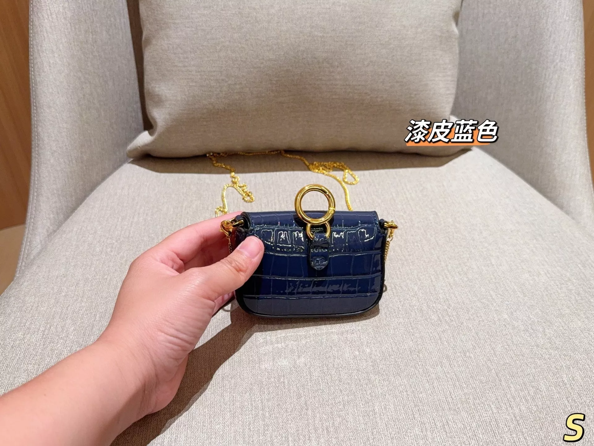 펜디 에나멜 크로커 패턴 미니 체인백 상세 이미지 11