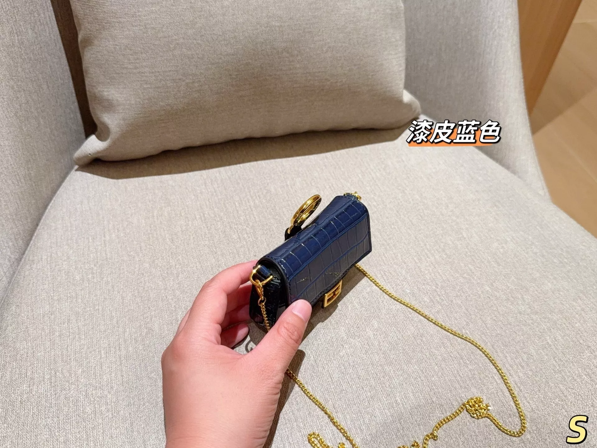 펜디 에나멜 크로커 패턴 미니 체인백 상세 이미지 14