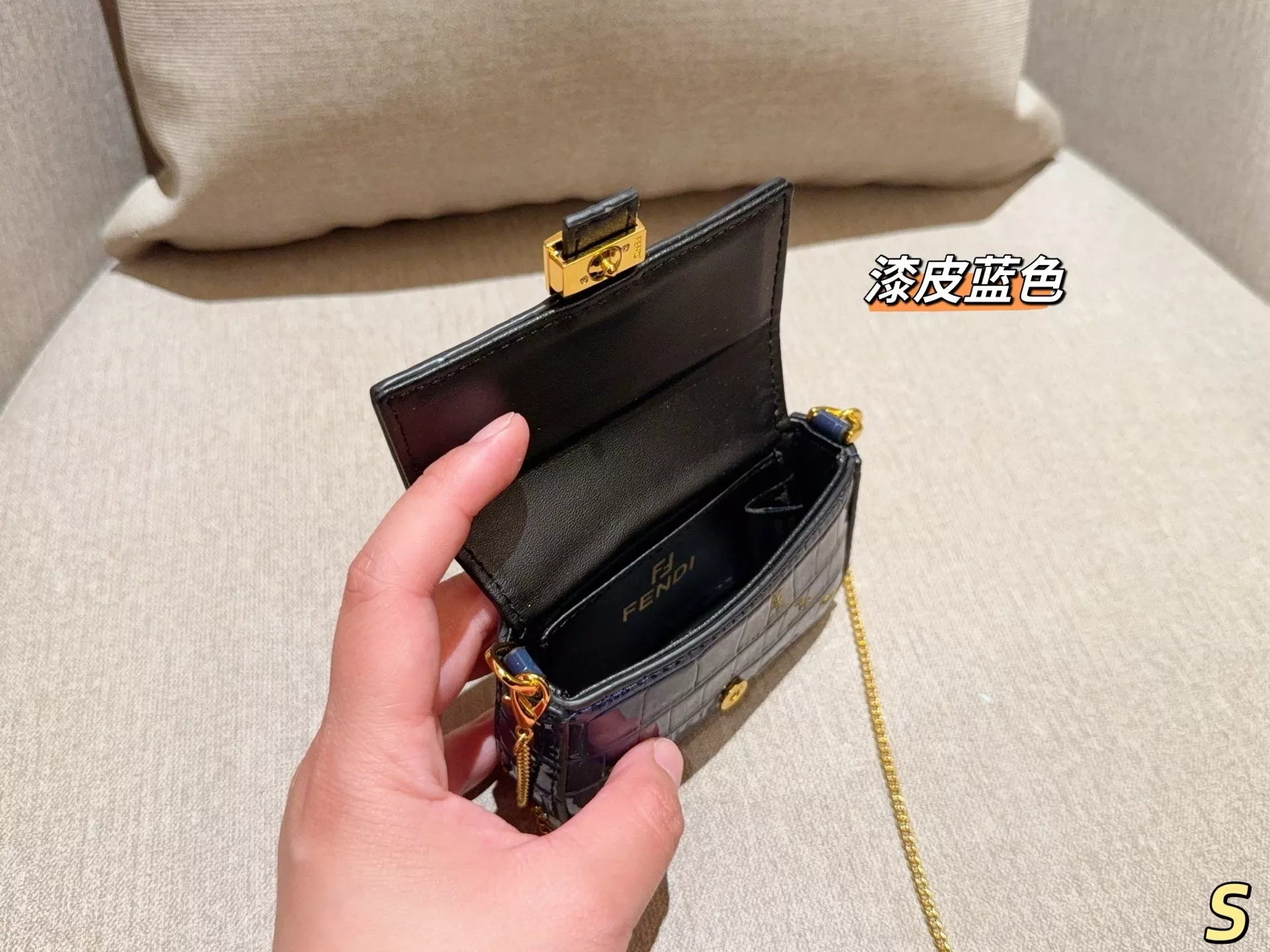 펜디 에나멜 크로커 패턴 미니 체인백 상세 이미지 16