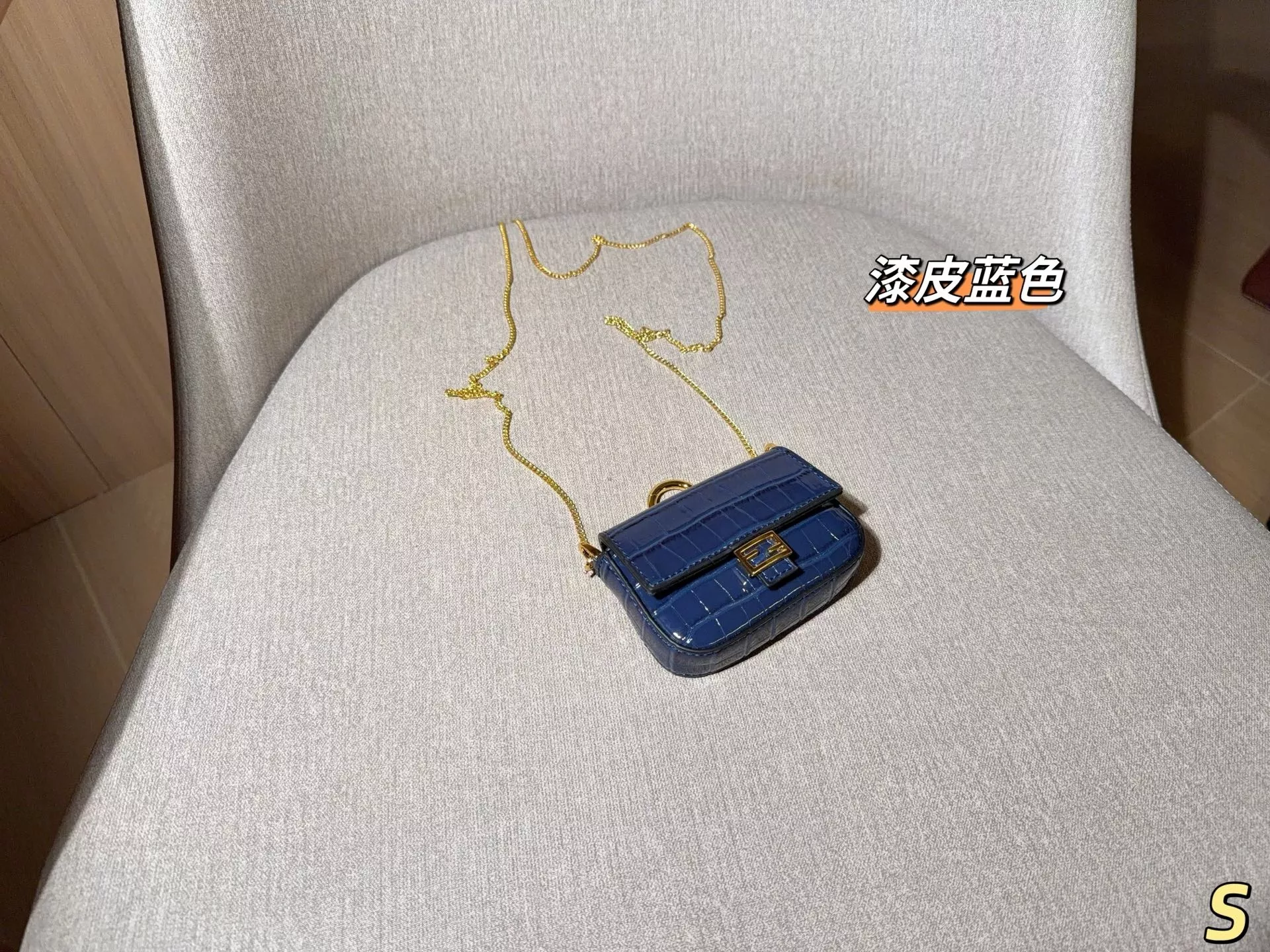 펜디 에나멜 크로커 패턴 미니 체인백 상세 이미지 9
