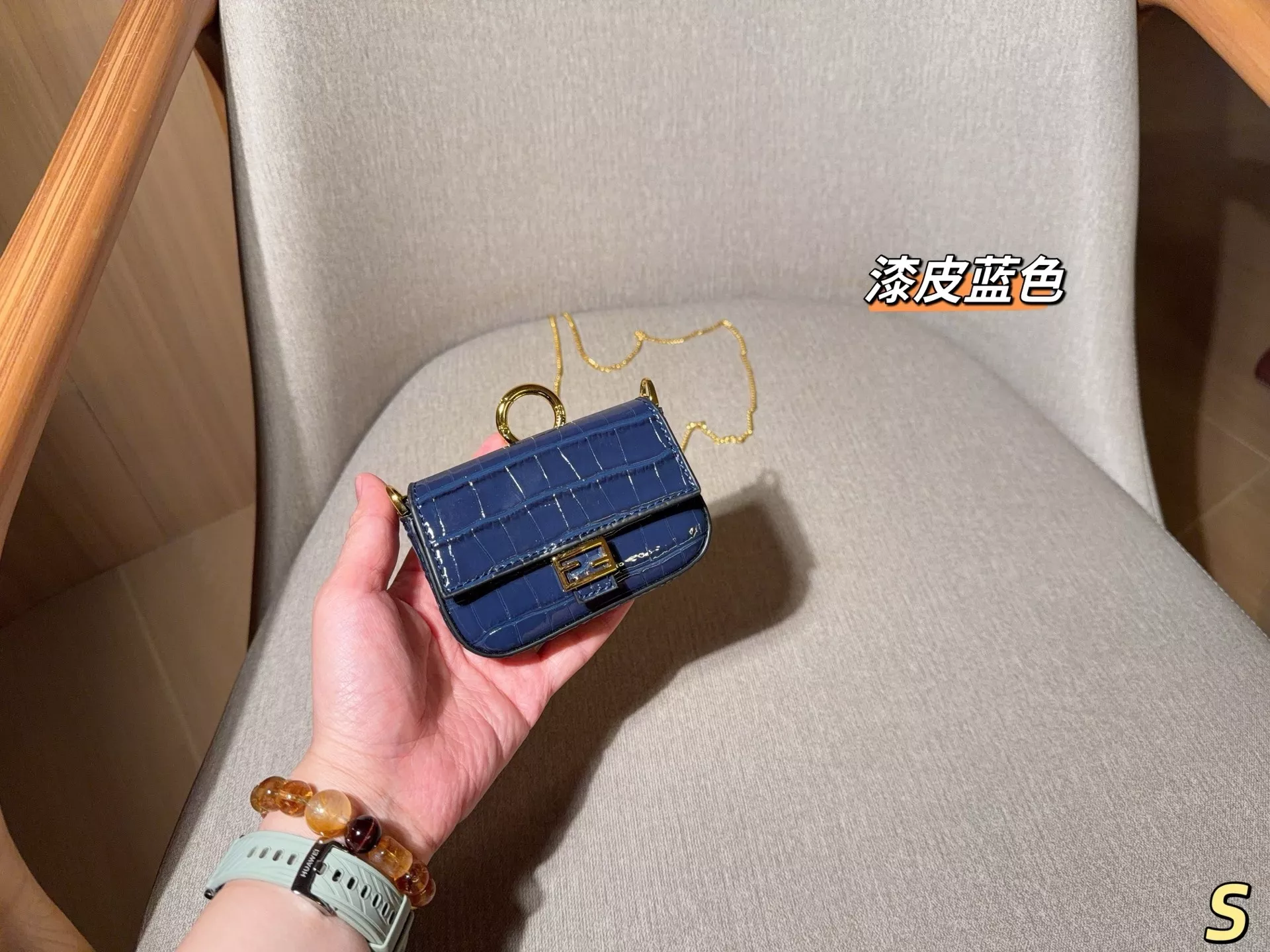펜디 에나멜 크로커 패턴 미니 체인백 상세 이미지 10