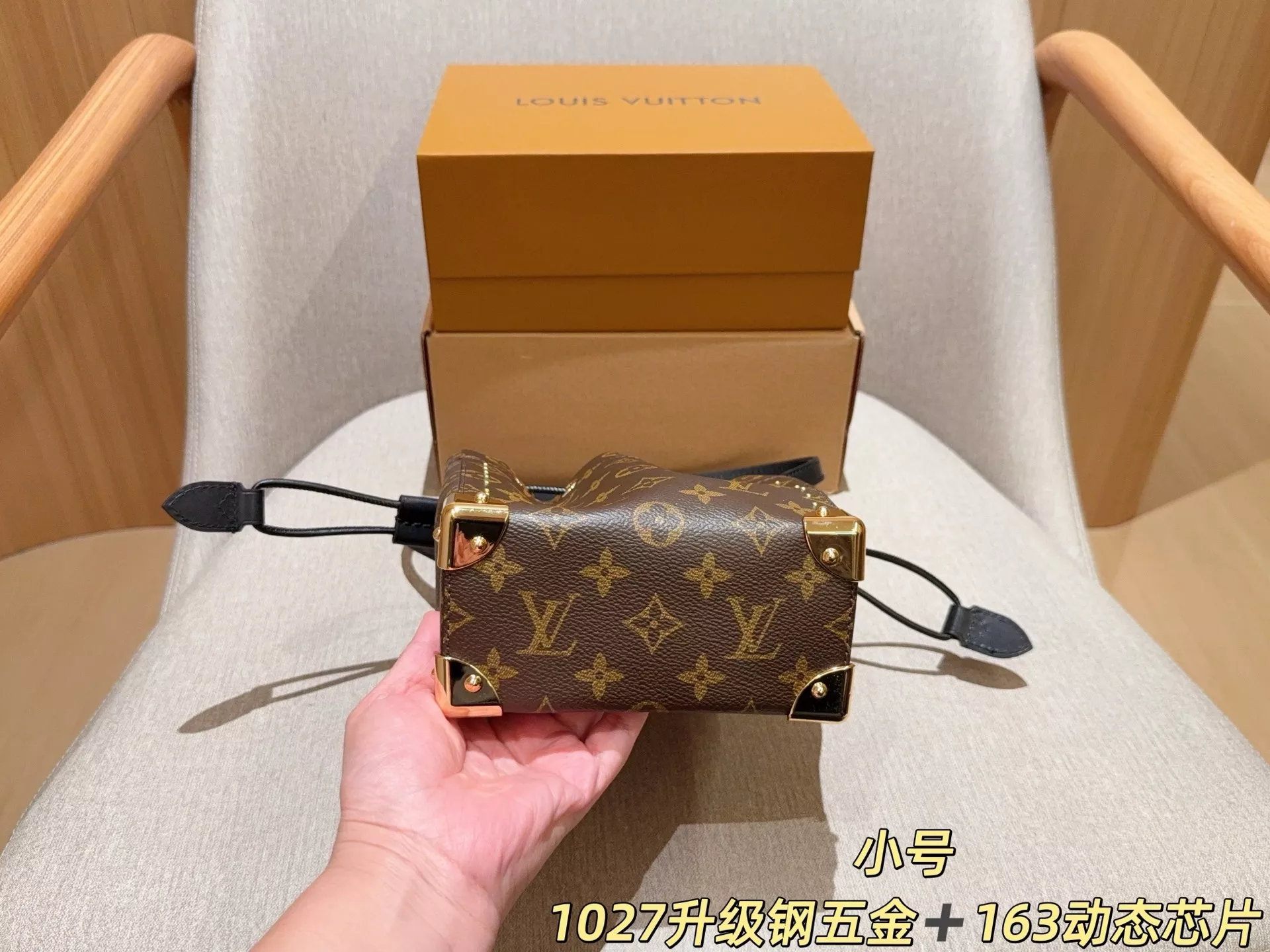 루이비통 모노그램 스터드 디테일 버킷백 상세 이미지 6