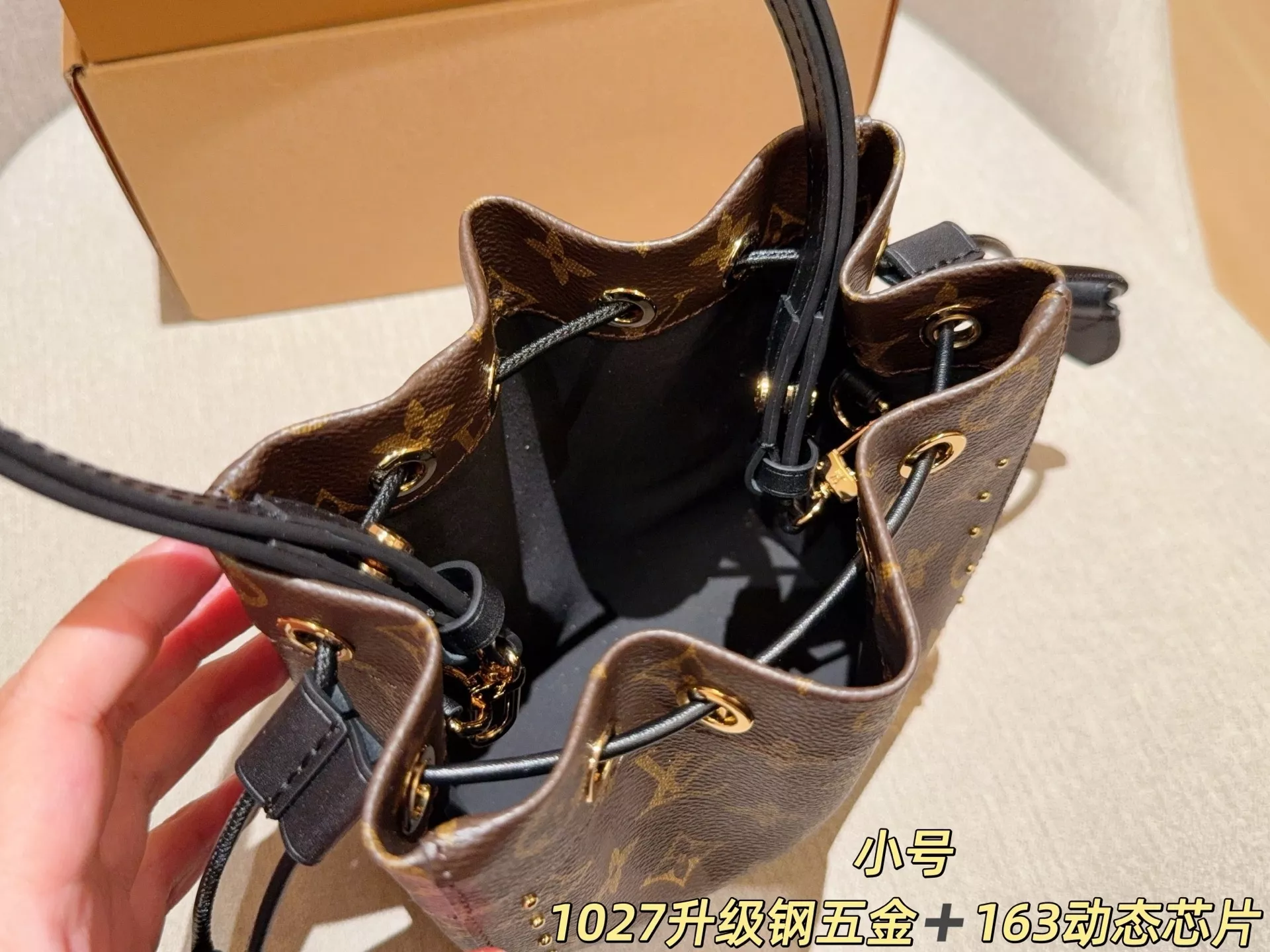 루이비통 모노그램 스터드 디테일 버킷백 상세 이미지 9