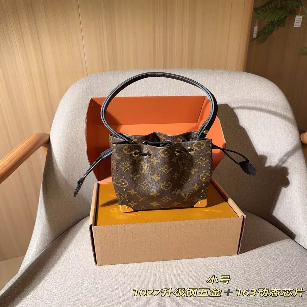 루이비통 모노그램 스터드 디테일 버킷백