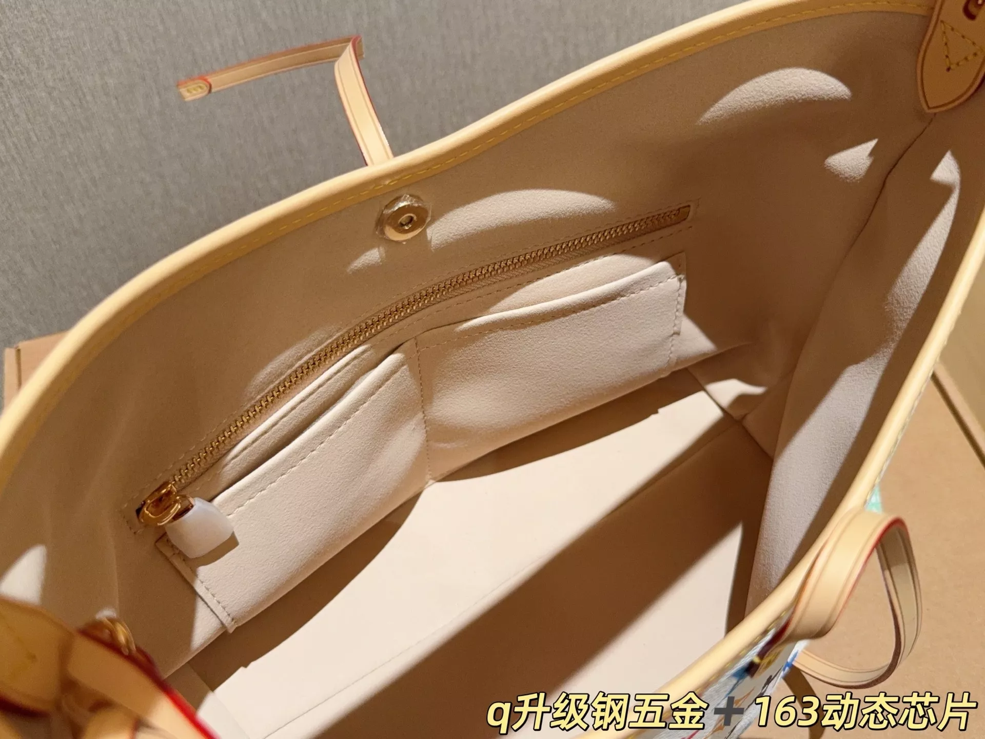 루이비통 무라카미 다카시 협업 캐리올 토트백 상세 이미지 9