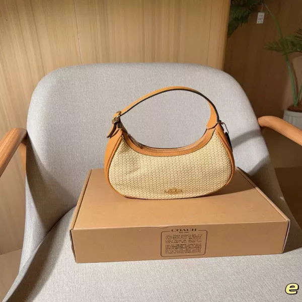 코치 라탄 짜임 카르멘 반달 숄더백
