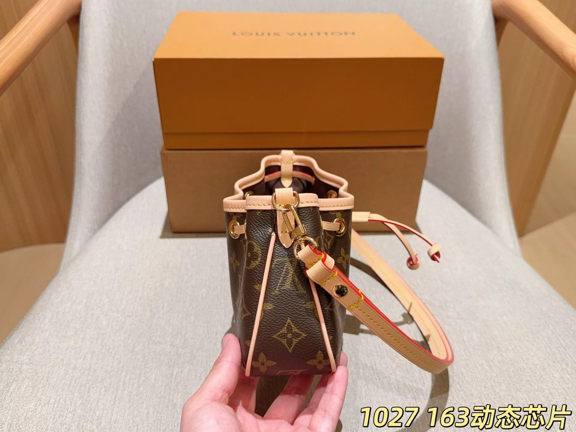 루이비통 클래식 모노그램 드로스트링 바게트백 상세 이미지 5