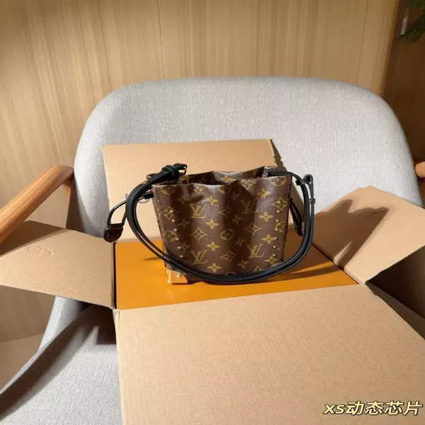 루이비통 모노그램 스터드 디테일 버킷백