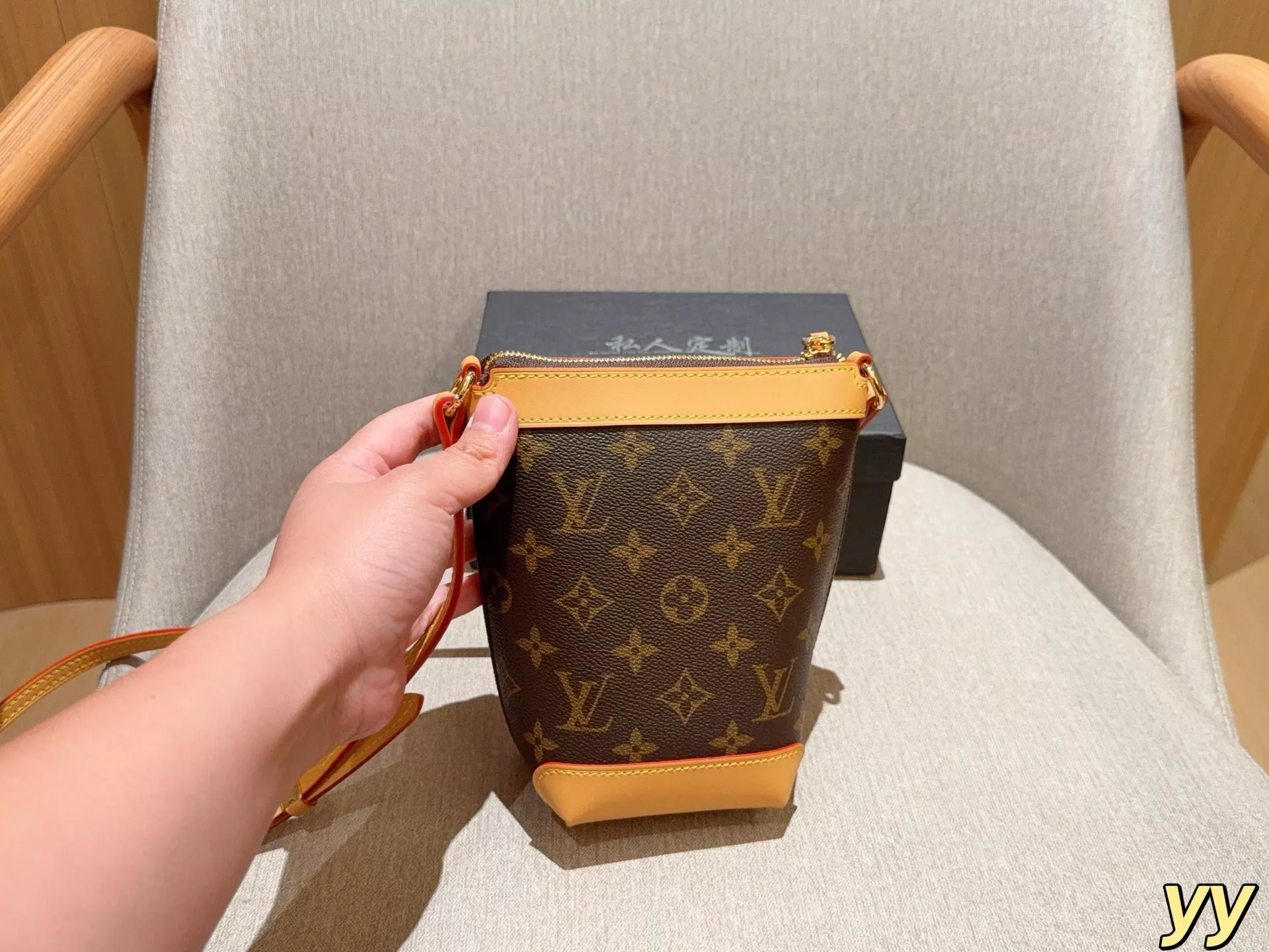 루이비통 휴대폰 수납이 가능한 미니 크로스백 상세 이미지 4