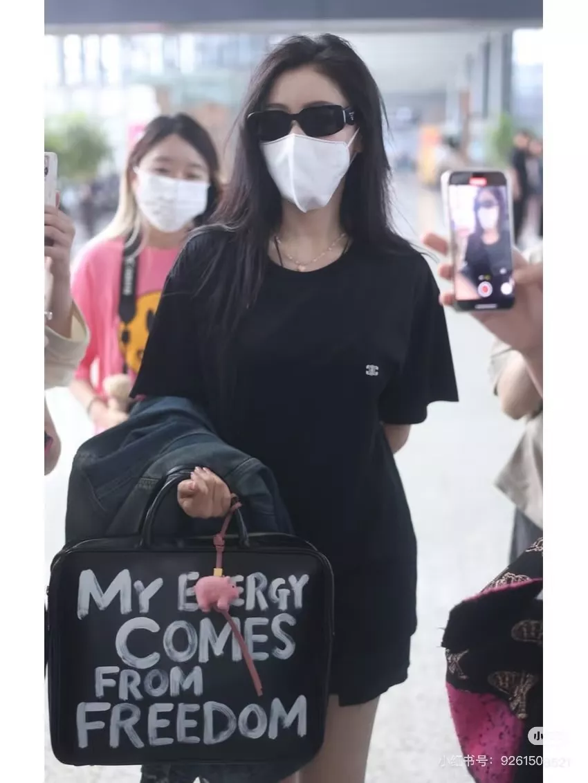 셀린느 베이직 자수 반소매 티셔츠 상세 이미지 19